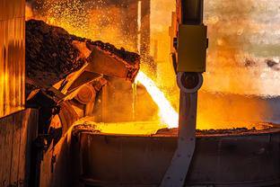Sau gần 30 phút ngọn lửa đã được khống chế hoàn toàn.